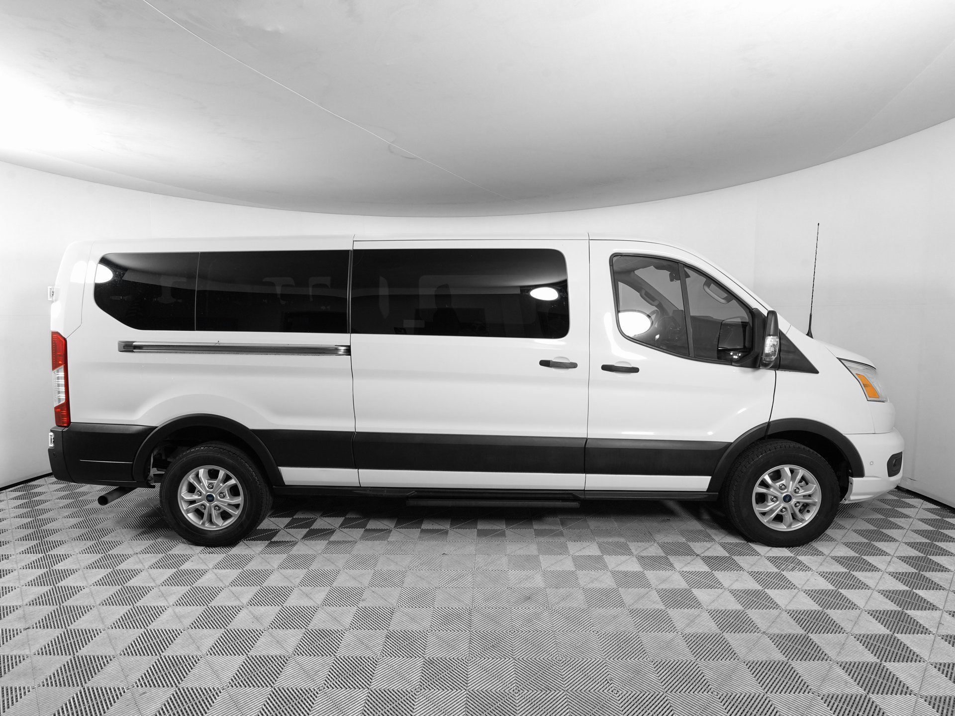 Used 2021 Ford Transit 350 XLT image 4
