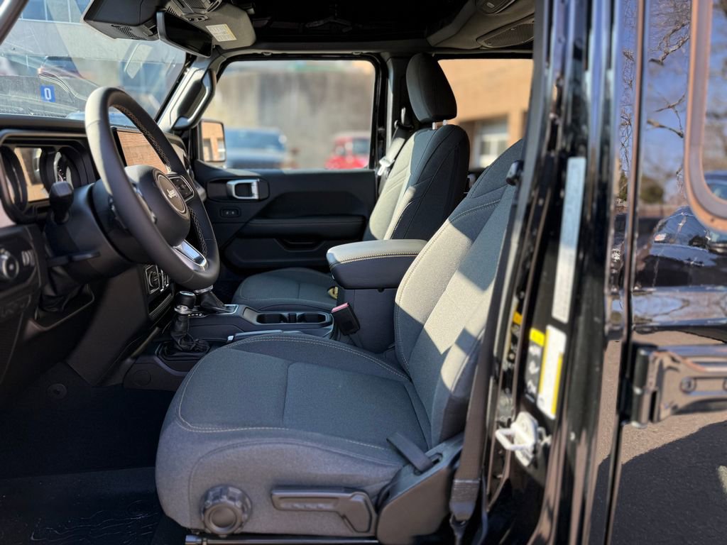 Used 2024 Jeep Wrangler Sahara w/ Technology Group image 15