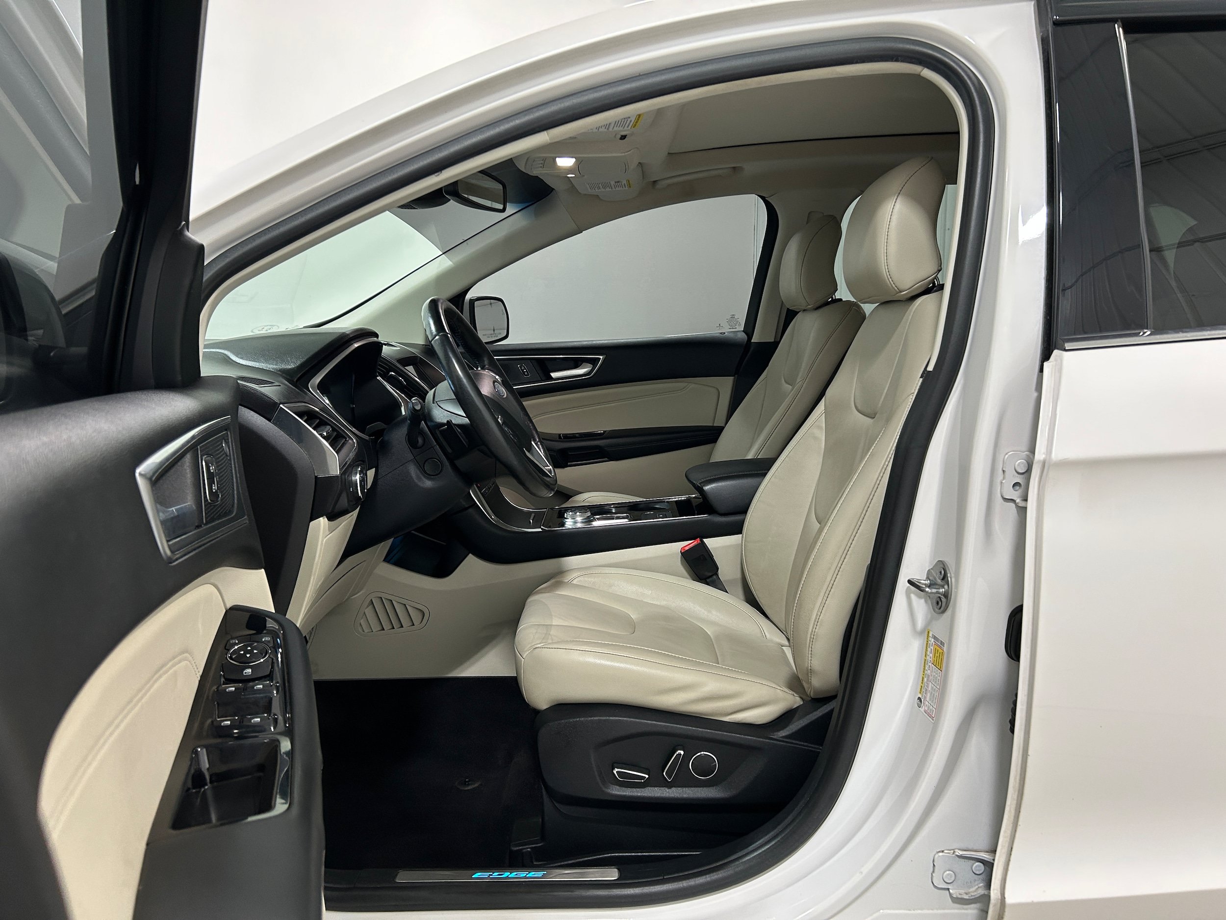 Used 2019 Ford Edge Titanium w/ Cold Weather Package AWD/4WD image 4