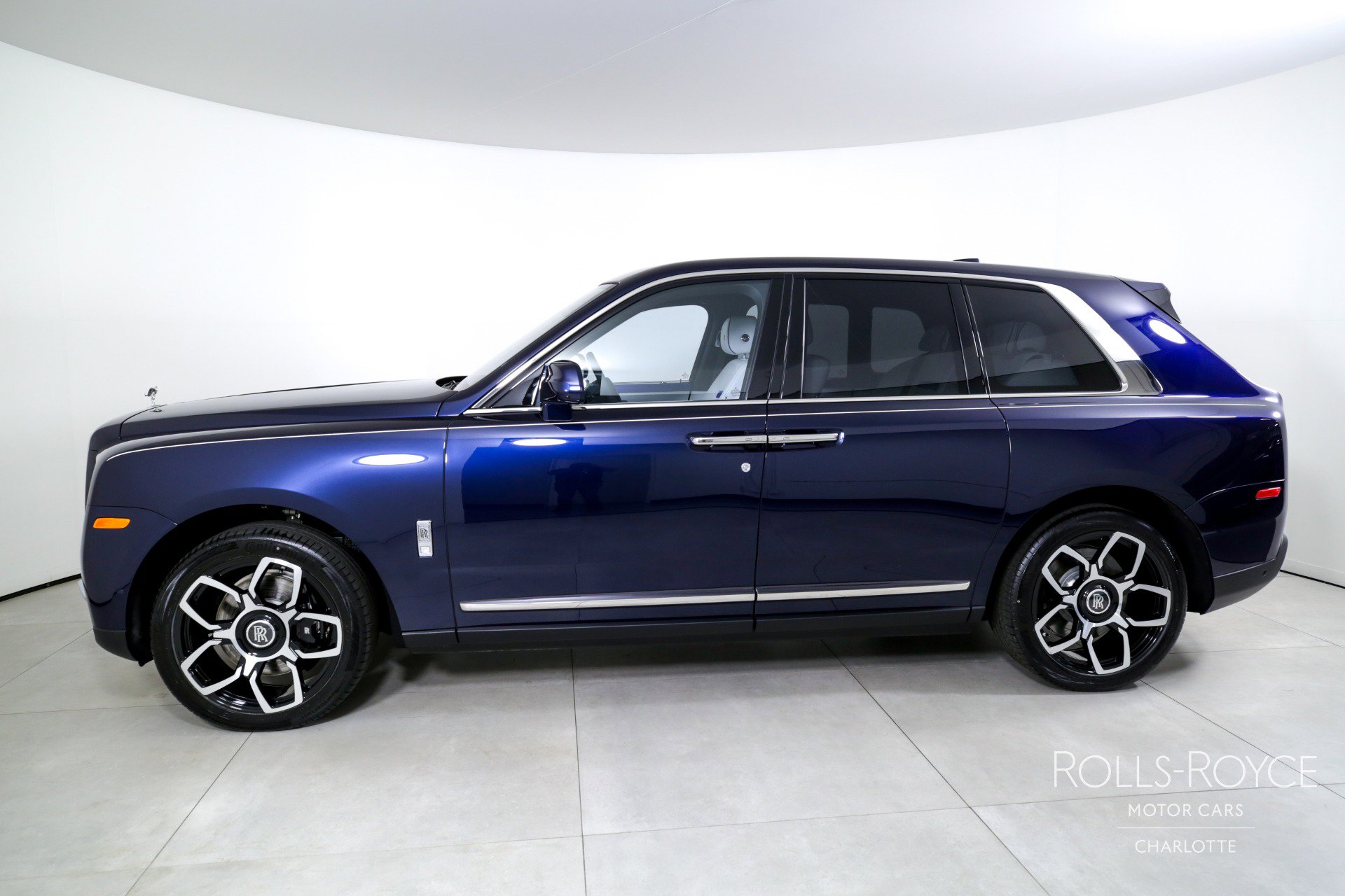 Used 2024 Rolls-Royce Cullinan AWD/4WD image 3