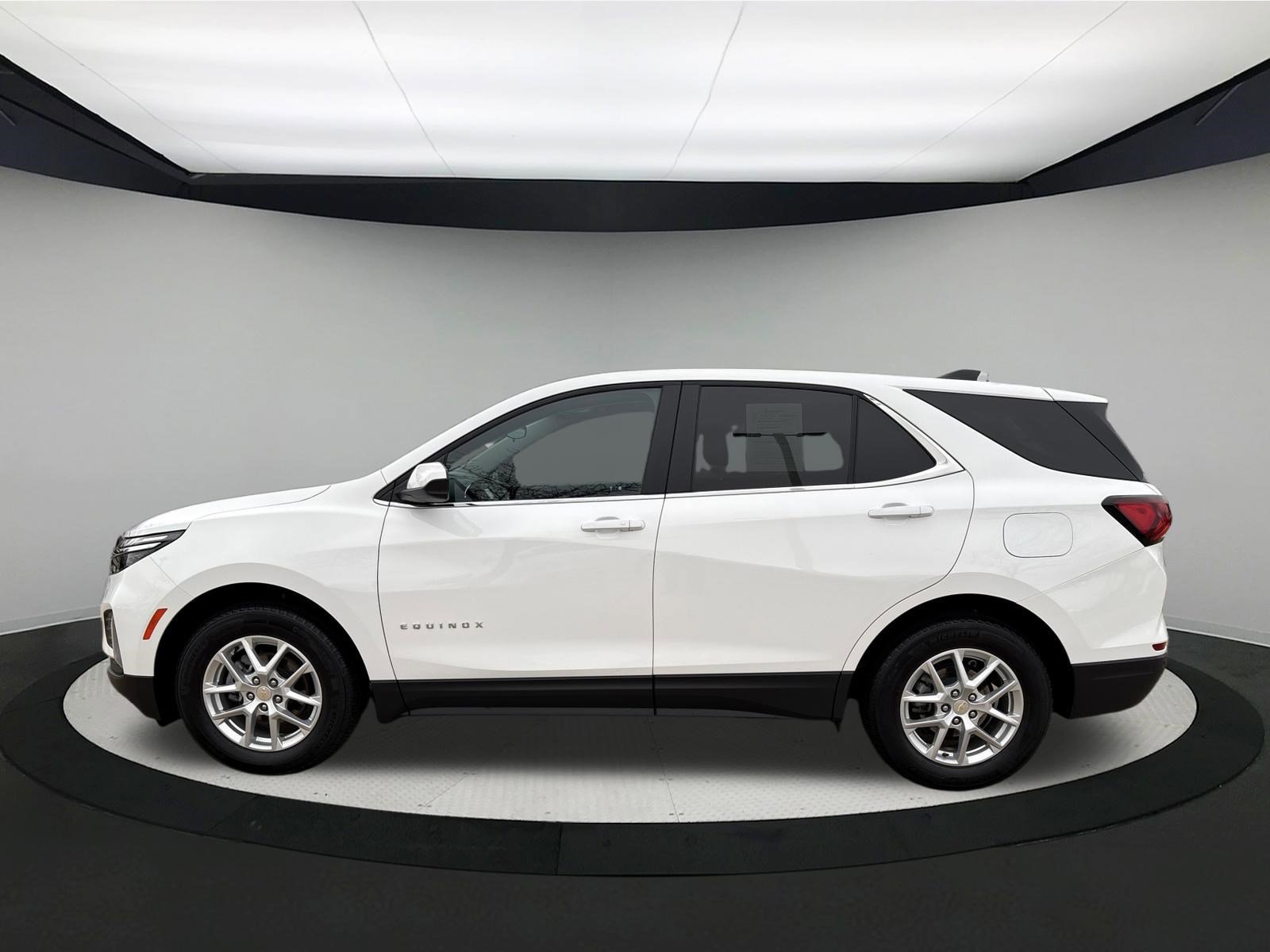Used 2024 Chevrolet Equinox LT w/ LPO, Floor Liner Package FWD image 2