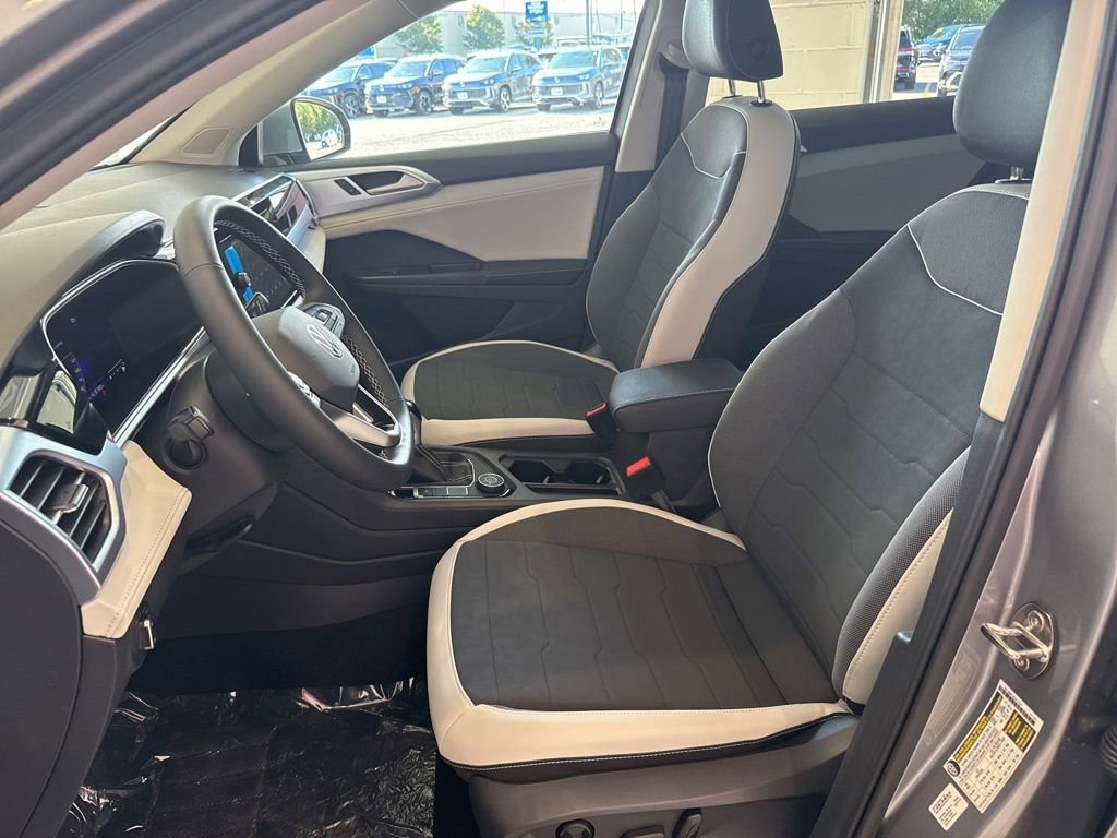 New 2025 Volkswagen Taos SE image 11