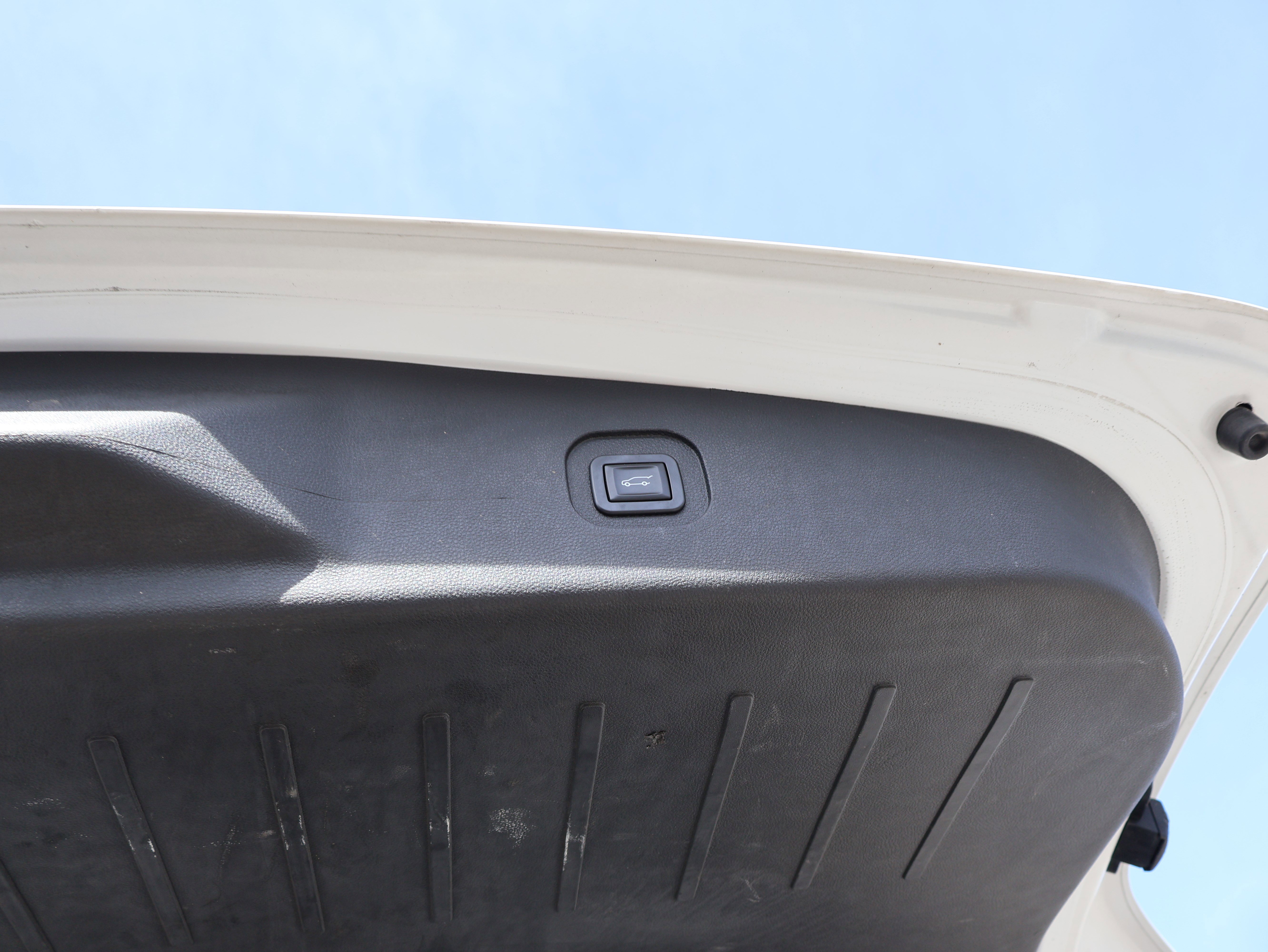 Used 2017 Chevrolet Equinox Premier w/ Enhanced Convenience Package image 19