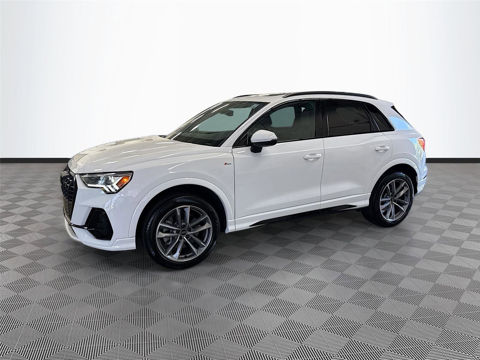 Certified 2024 Audi Q3 2.0T Premium Plus AWD/4WD image 3