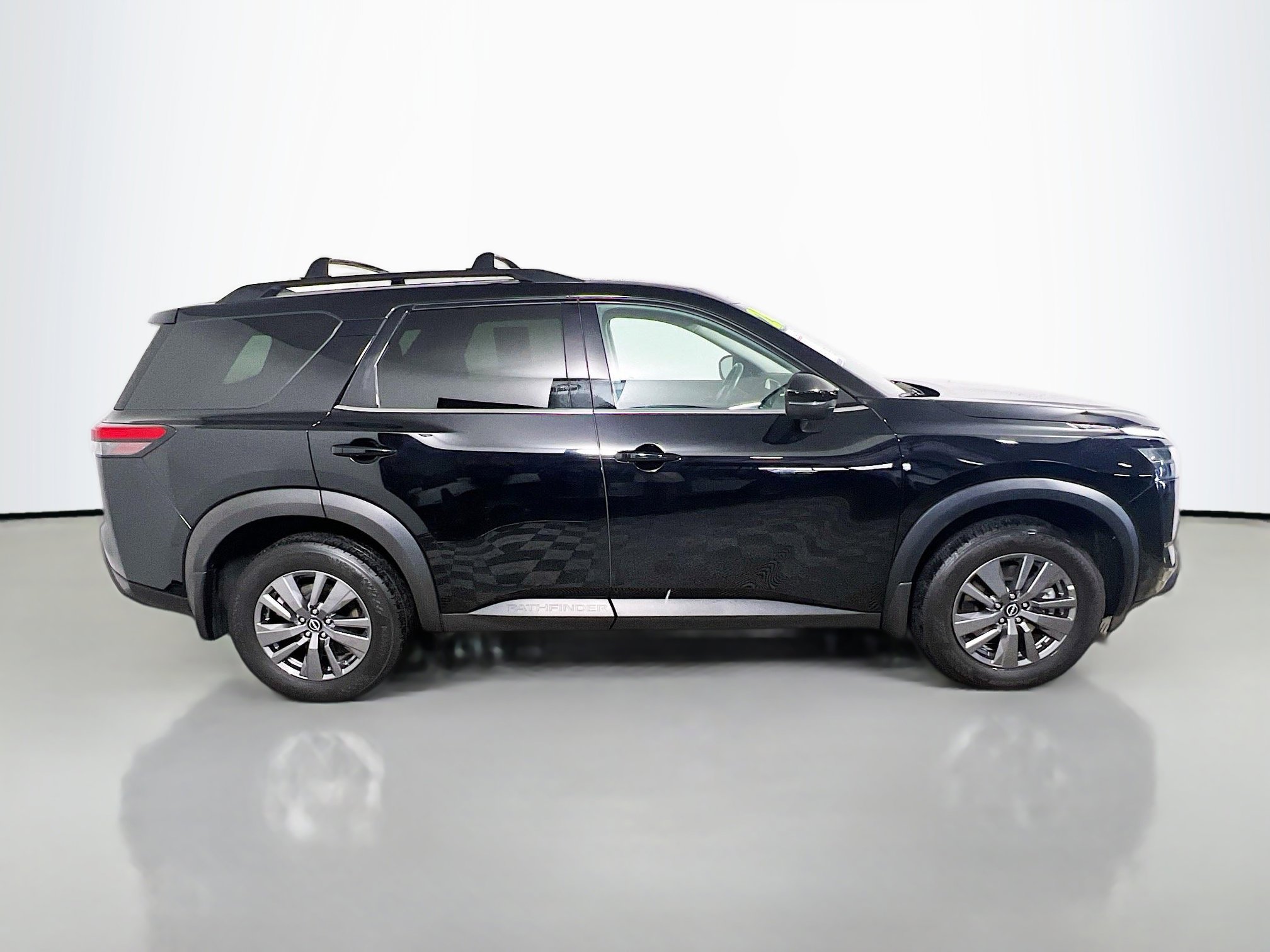 Used 2024 Nissan Pathfinder SV image 3