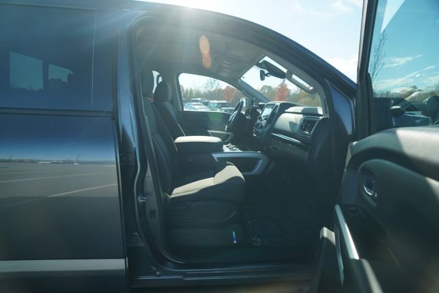 Used 2024 Nissan Titan SV w/ SV Convenience Package image 18