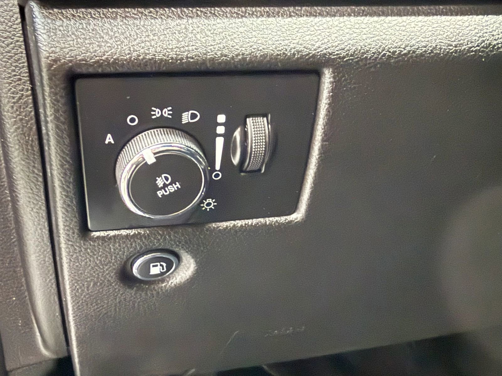 Used 2017 Jeep Grand Cherokee Limited AWD/4WD image 25