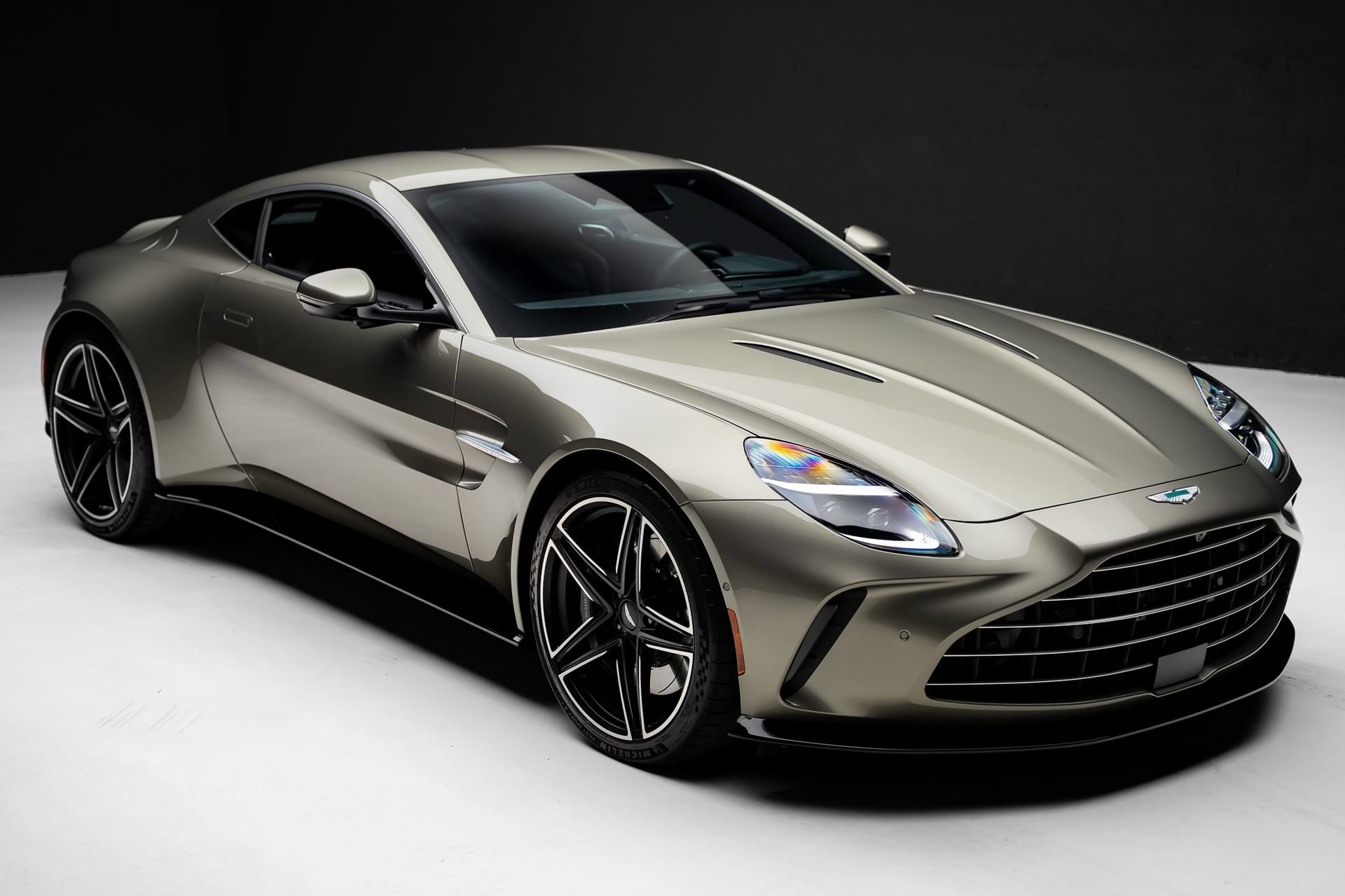 Used 2025 Aston Martin V8 Vantage Coupe RWD image 40