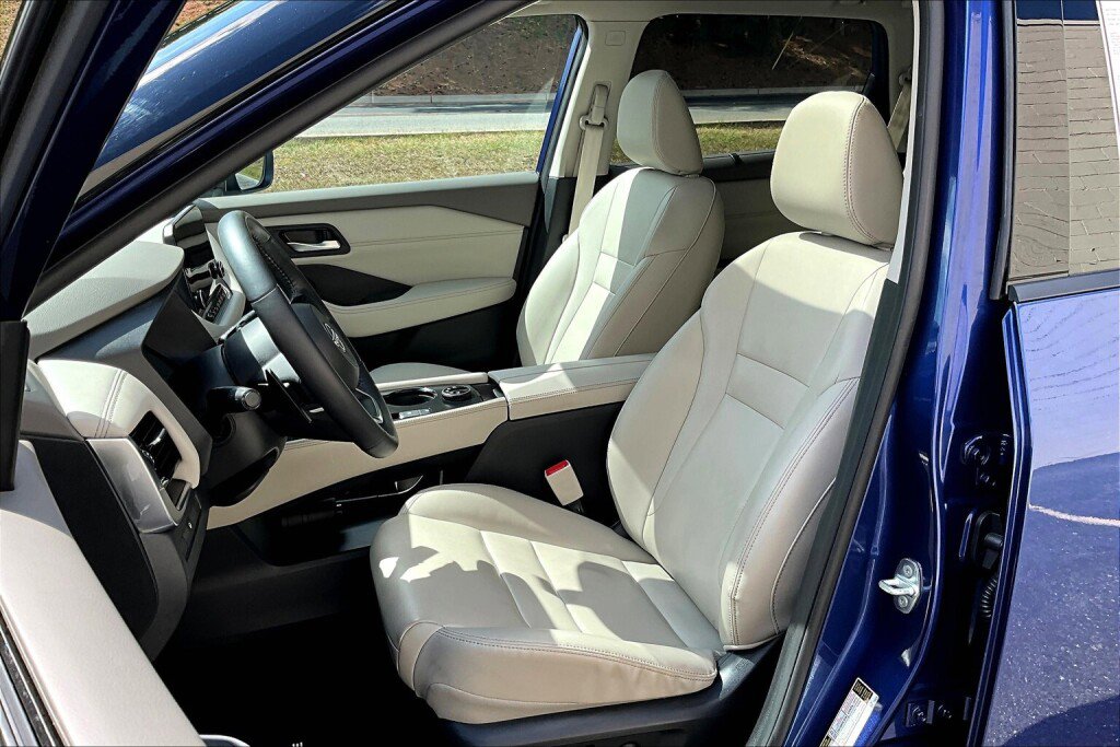 Used 2023 Nissan Rogue SL w/ SL Premium Package image 15