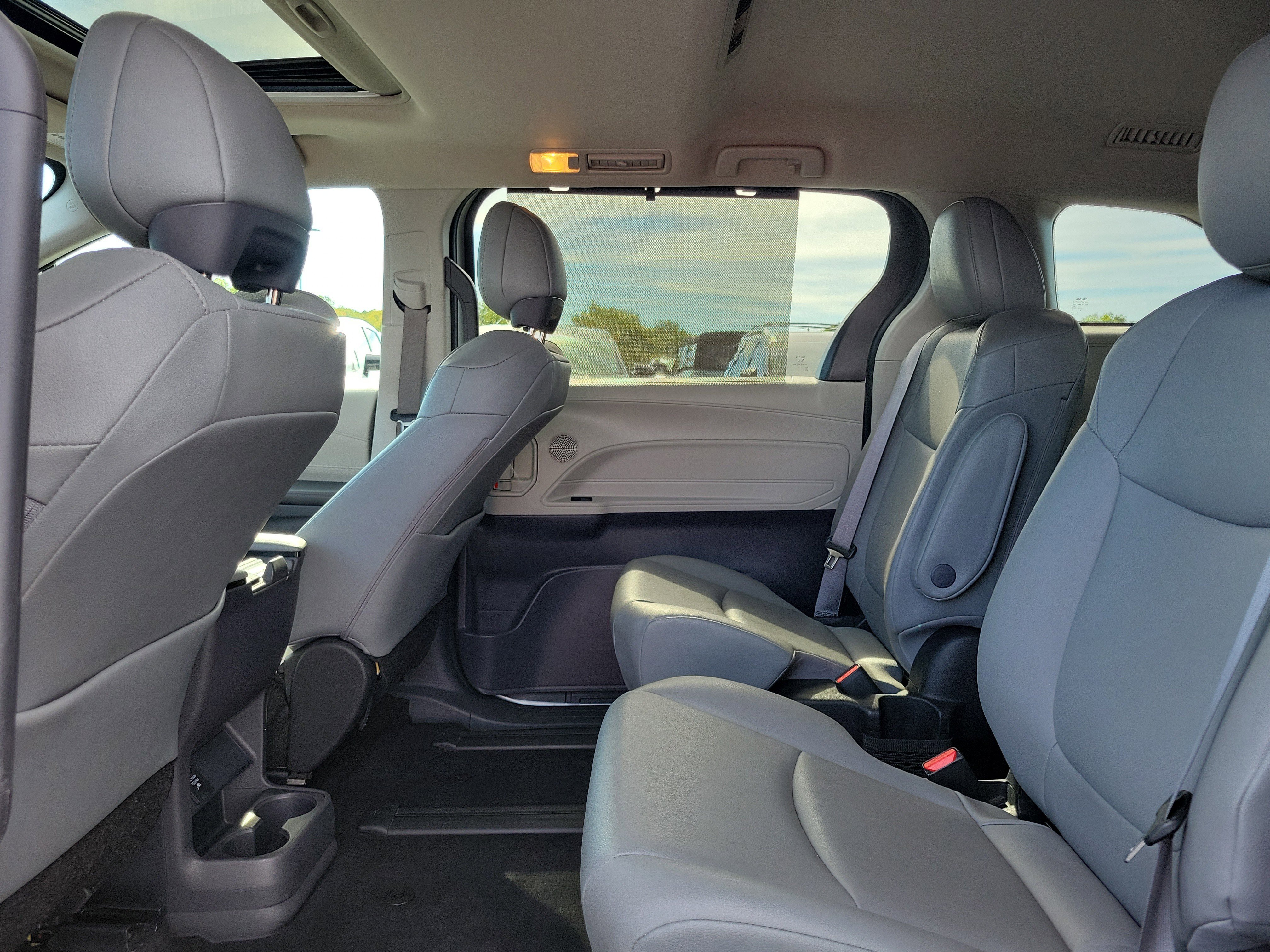Used 2022 Toyota Sienna XLE w/ XLE Plus Package FWD image 11
