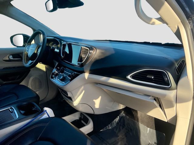 Used 2024 Chrysler Pacifica Touring-L image 28