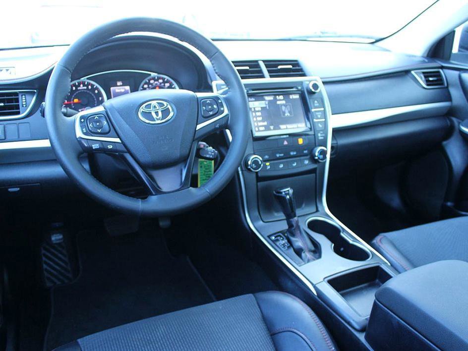 Used 2017 Toyota Camry SE image 12