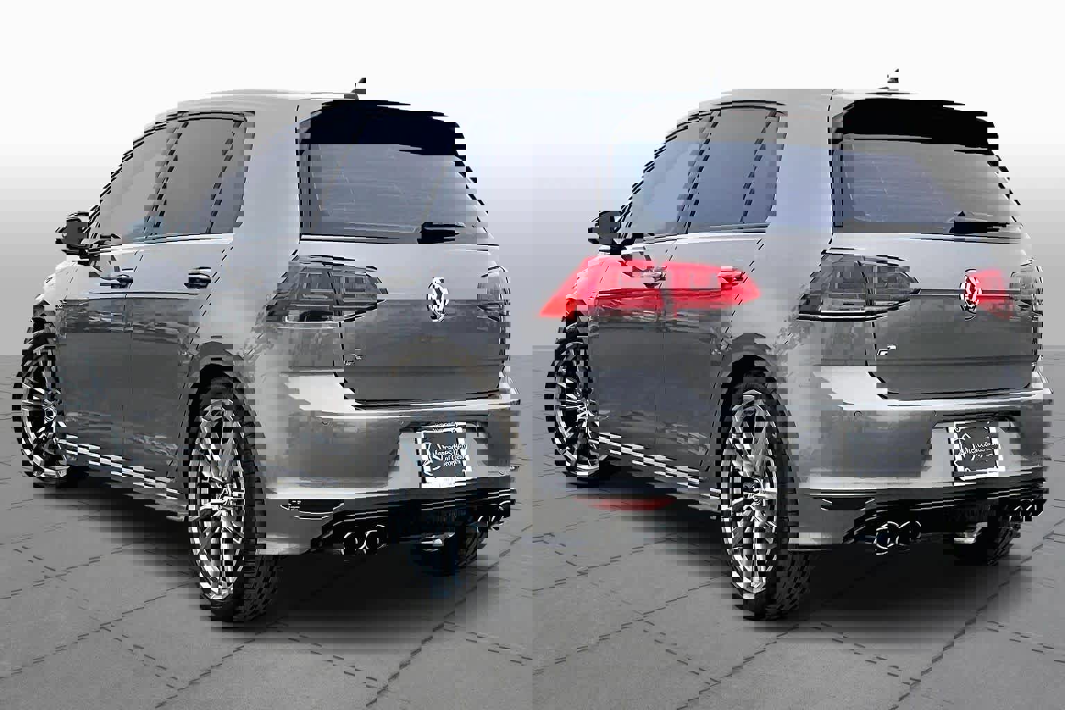 Used 2017 Volkswagen Golf R 4-Door image 11