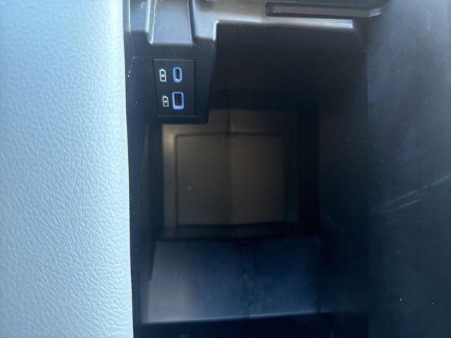 Used 2023 Toyota Sienna Limited image 18