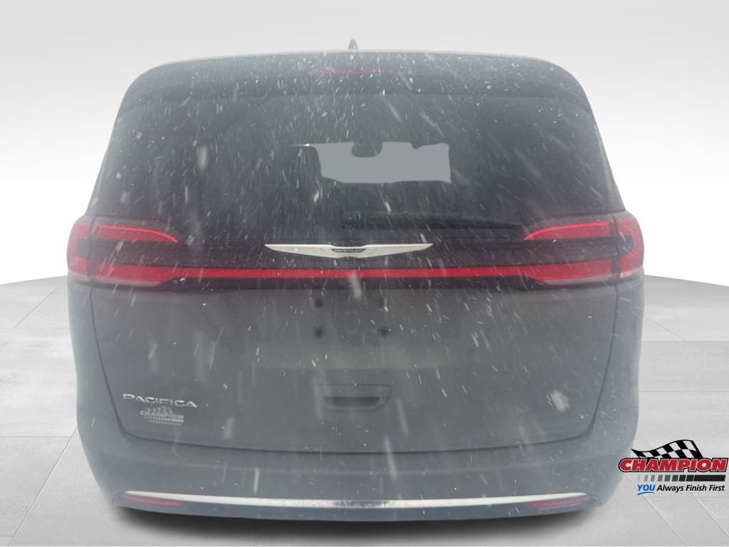 Used 2022 Chrysler Pacifica Touring-L image 4