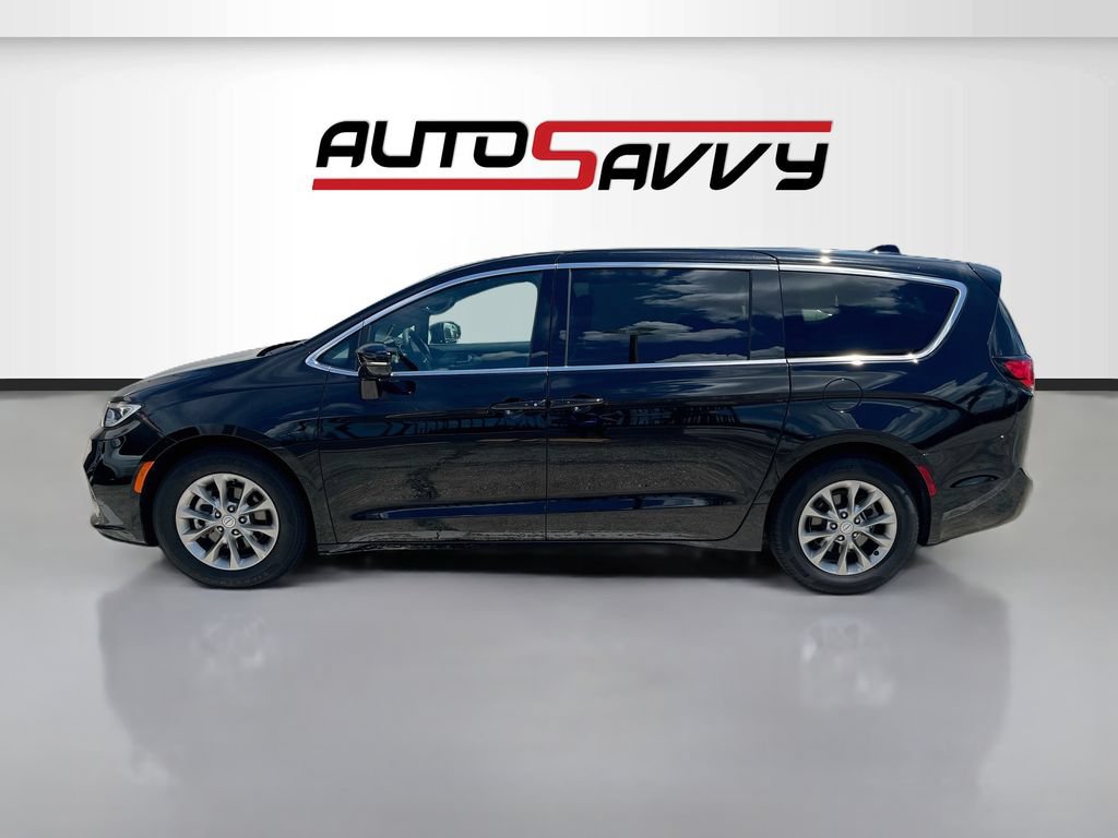 Used 2026 Chrysler Pacifica Limited FWD image 4