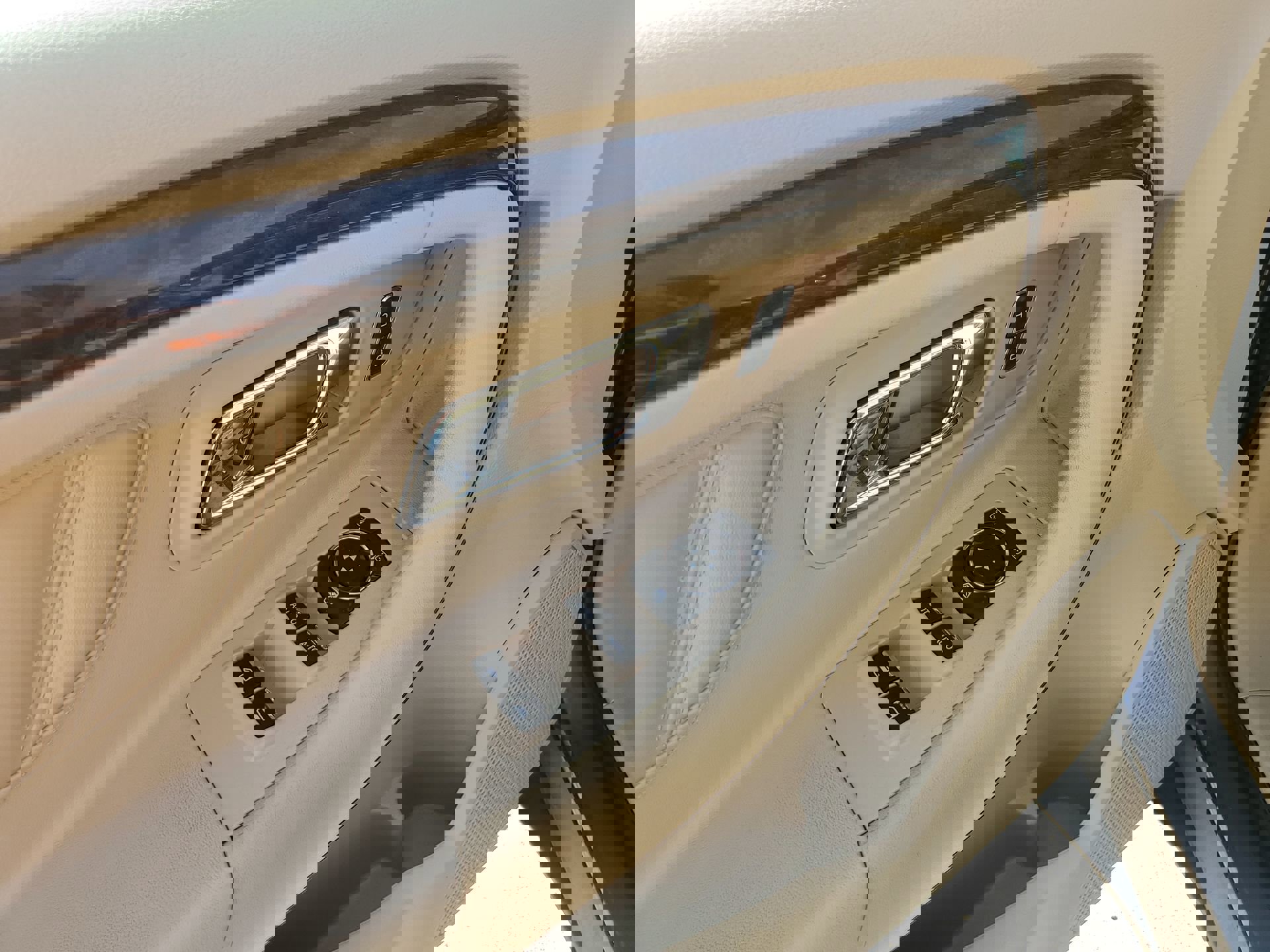 Used 2018 Ford Taurus Limited w/ Driver Assist Package image 31