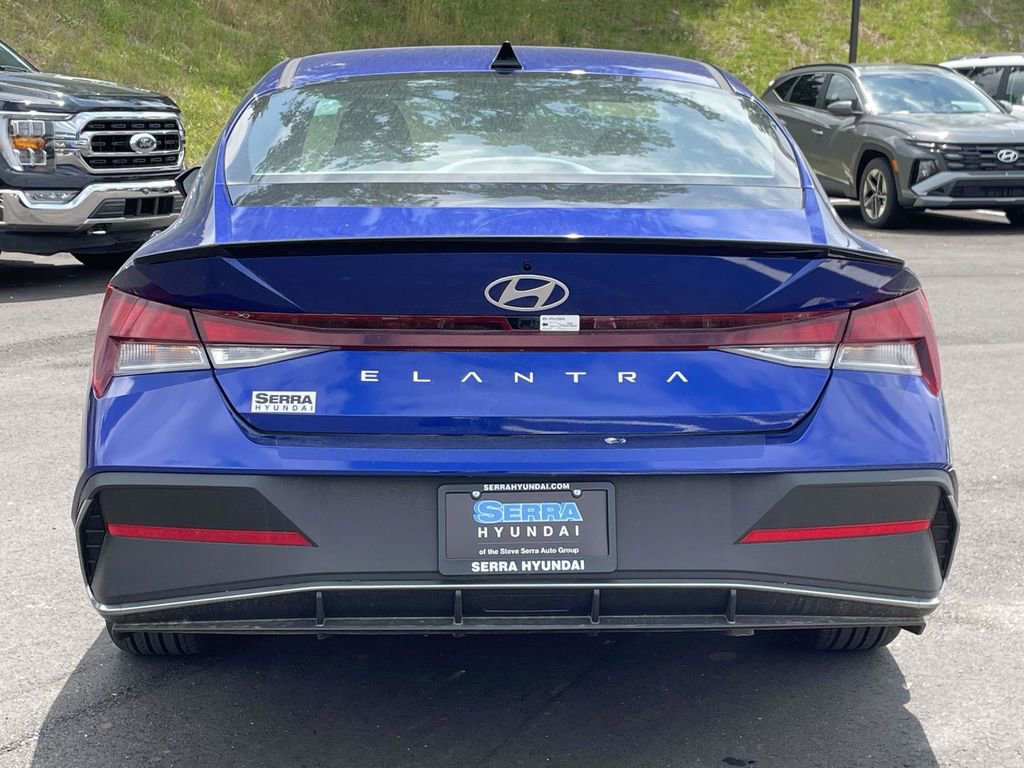 Used 2025 Hyundai Elantra Sport FWD image 4