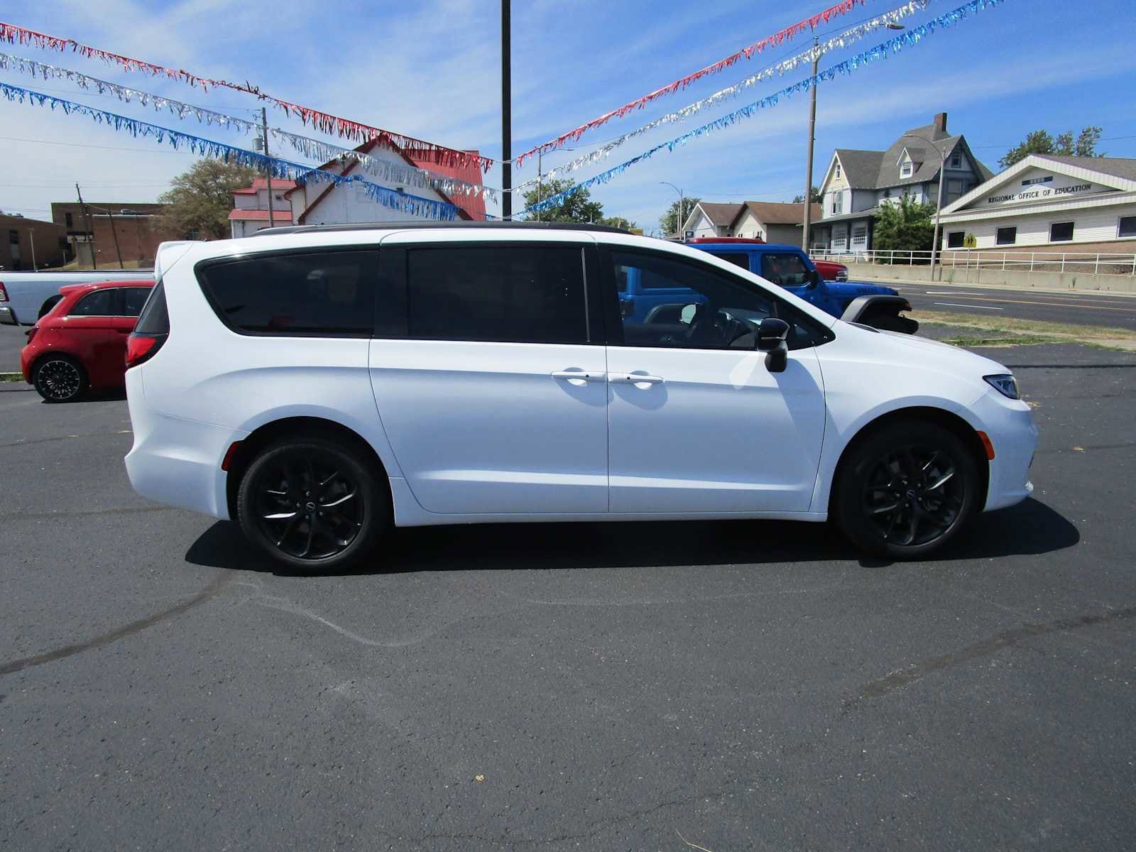 New 2026 Chrysler Pacifica Limited w/ Uconnect Theater Family Group video 1