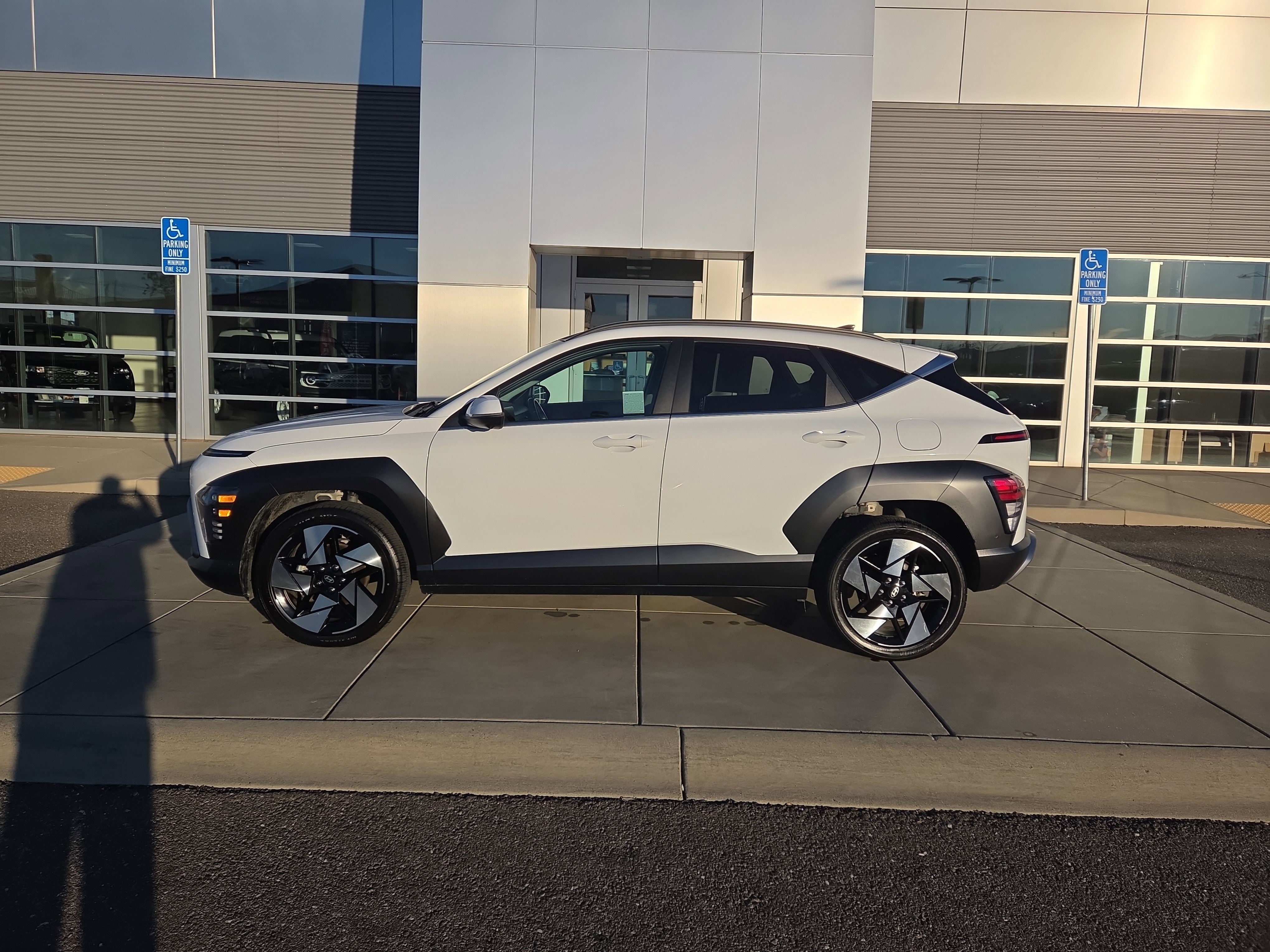 Used 2024 Hyundai Kona Limited image 2