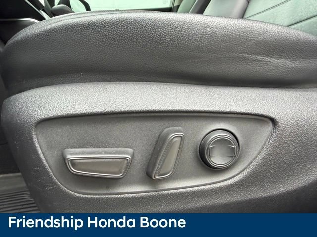 Used 2020 Toyota Highlander XLE AWD/4WD image 18