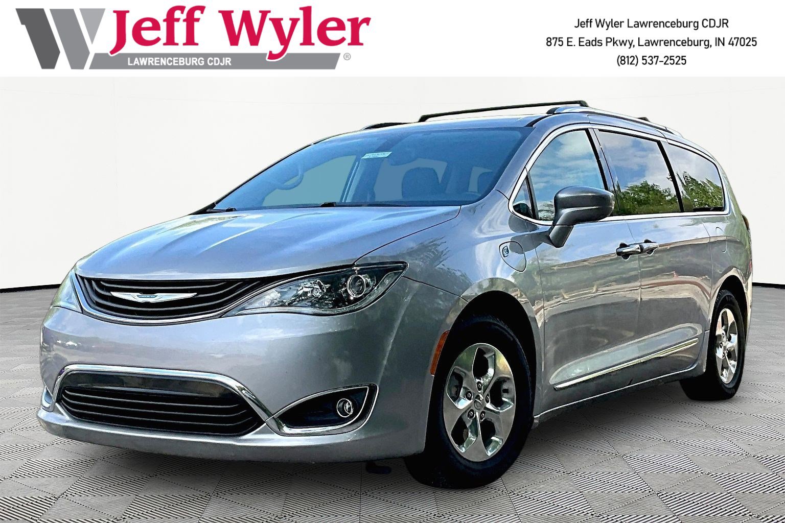 Used 2018 Chrysler Pacifica Touring-L image 1