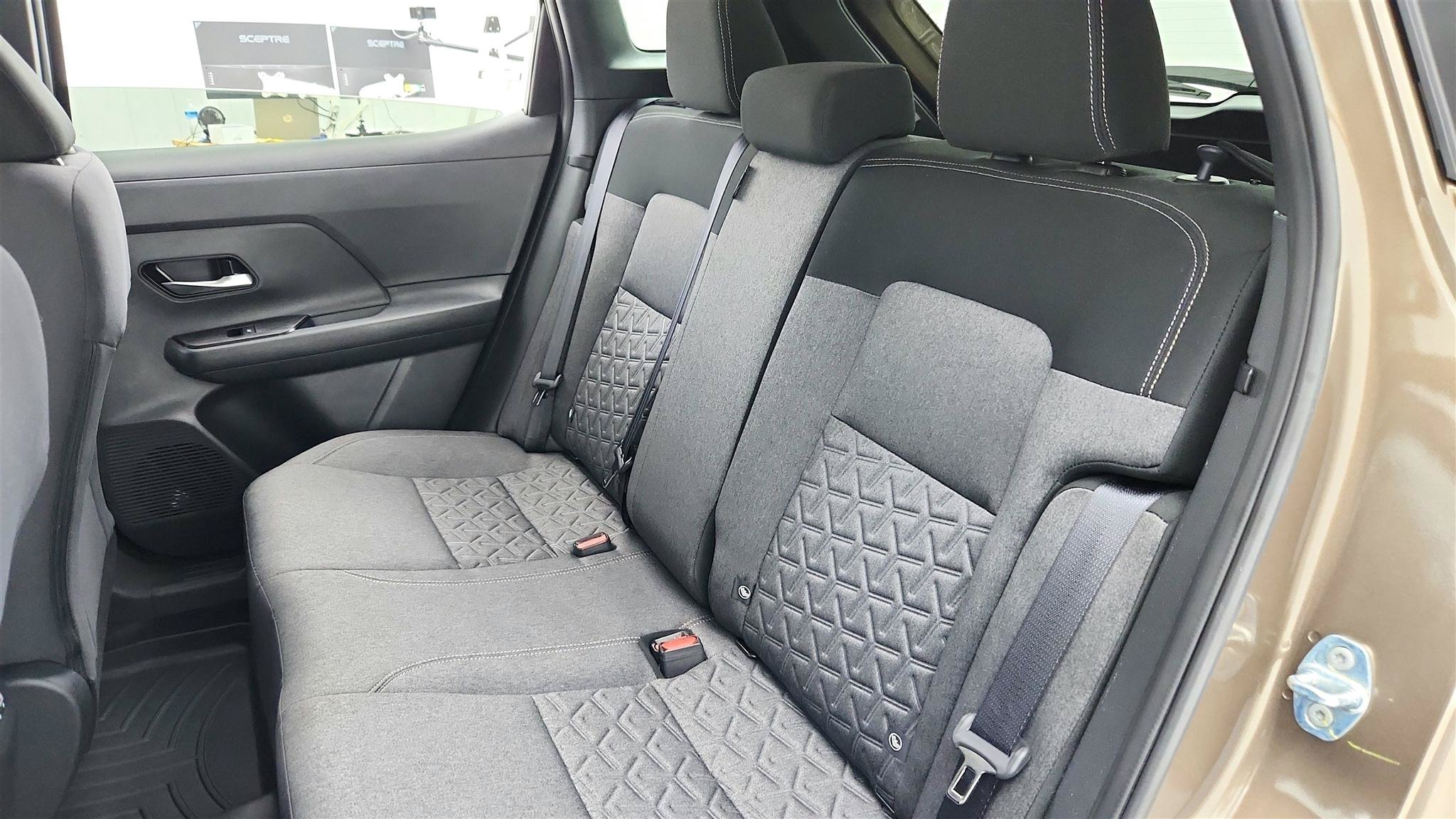 Used 2025 Nissan Kicks SV w/ Charging Package FWD image 16