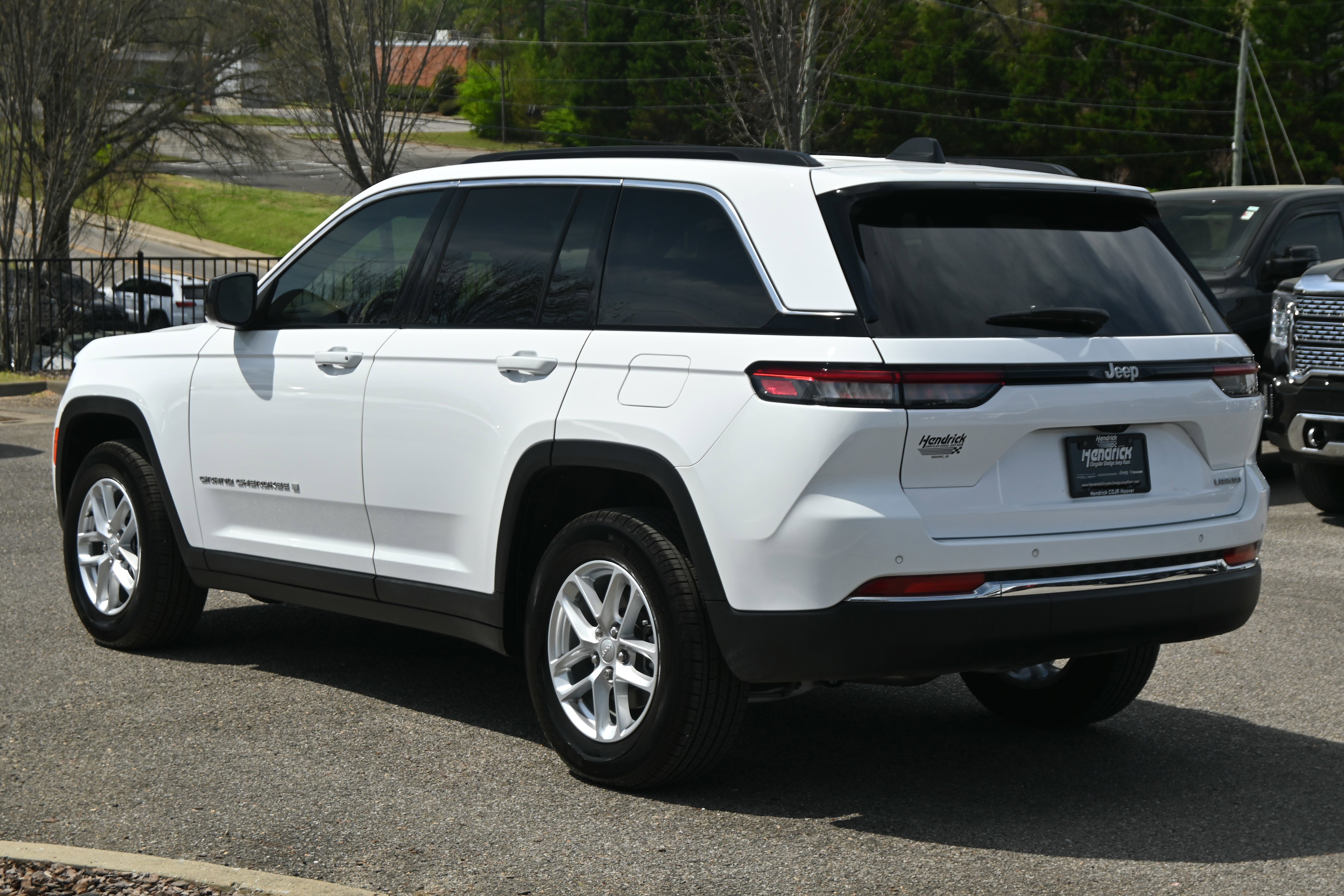 Used 2025 Jeep Grand Cherokee Laredo X image 12
