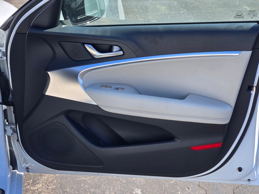 Used 2025 Genesis G70 2.5T image 6