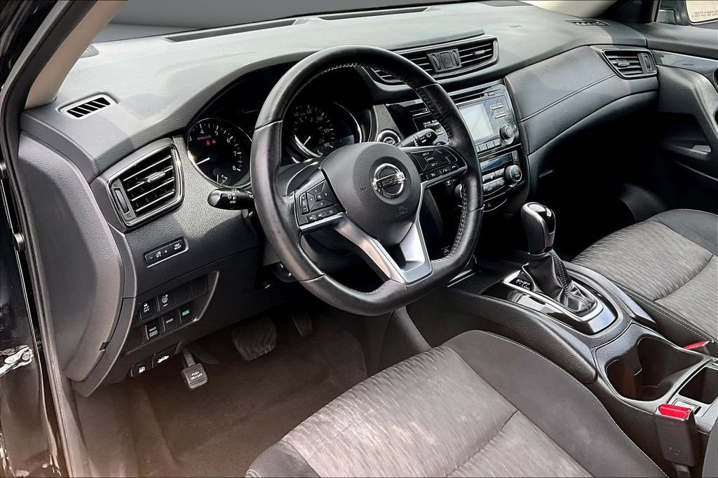 Used 2017 Nissan Rogue SV AWD/4WD image 17