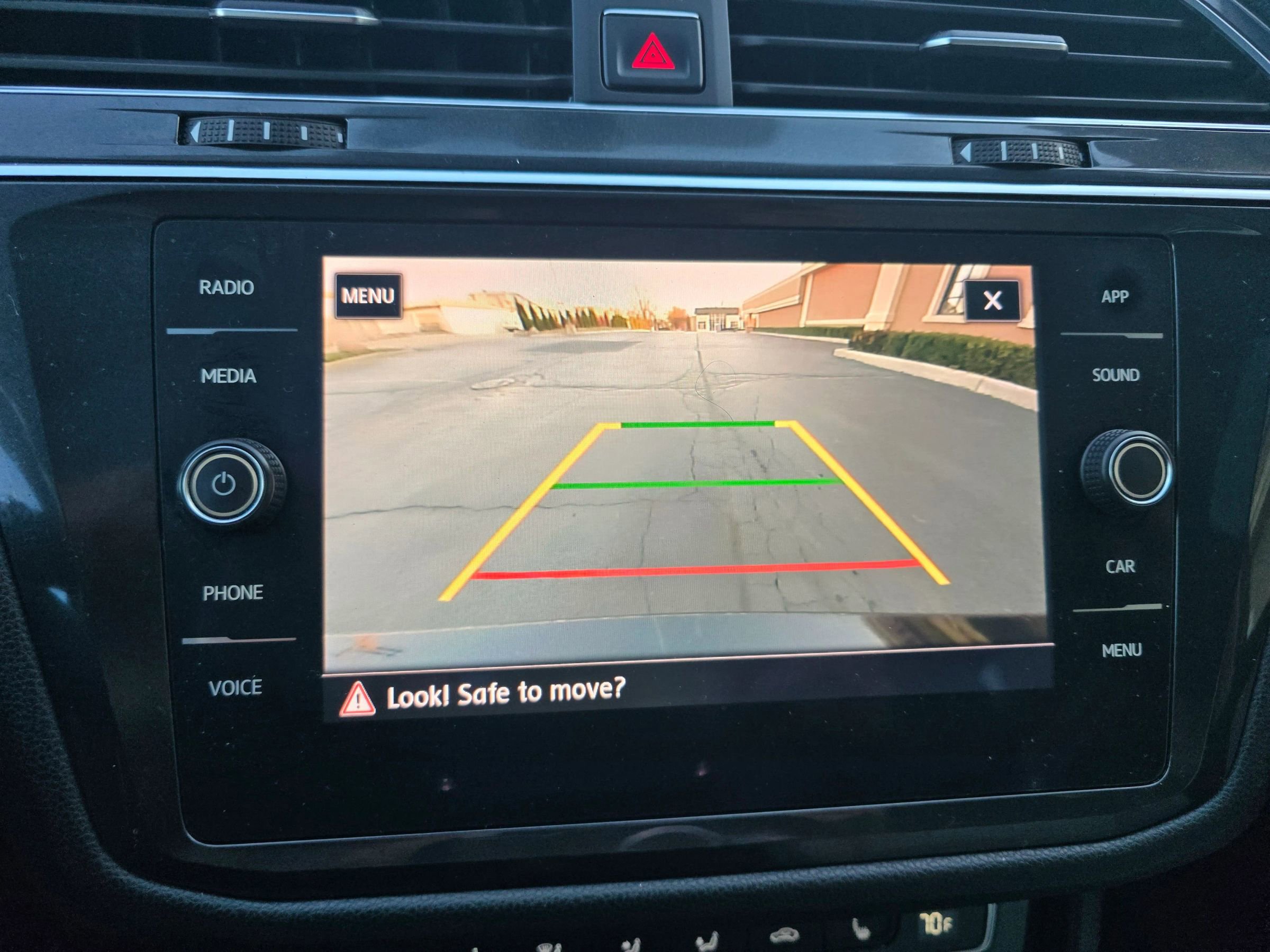 Used 2018 Volkswagen Tiguan SE w/ Panoramic Sunroof Package image 34