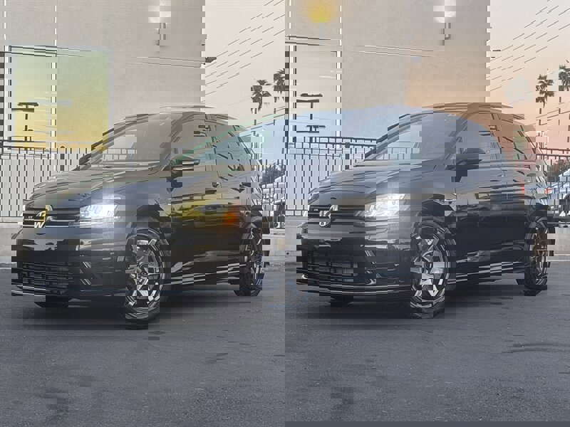 Used 2016 Volkswagen Golf 4-Door image 1