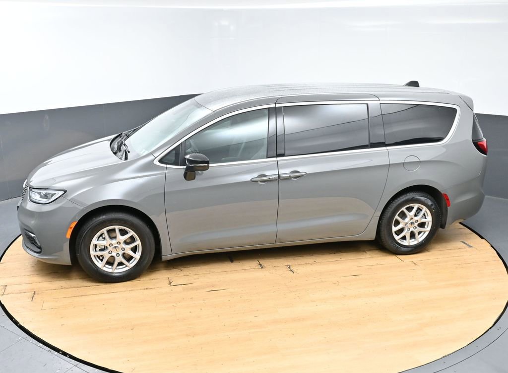 Used 2025 Chrysler Pacifica Select FWD image 48
