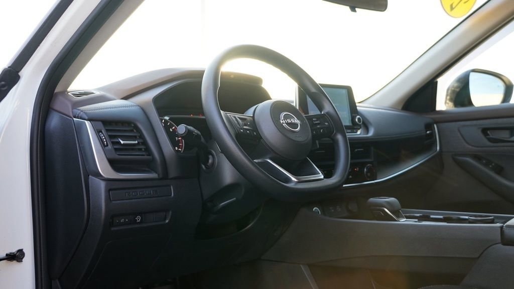 Used 2023 Nissan Rogue S image 11