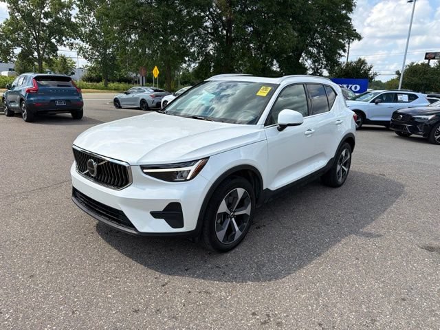 Used 2024 Volvo XC40 B5 Core AWD/4WD image 1