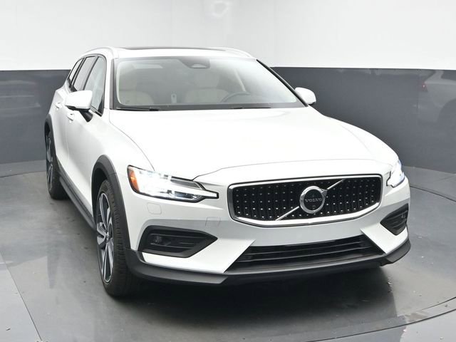 Used 2024 Volvo V60 B5 Cross Country Plus image 2
