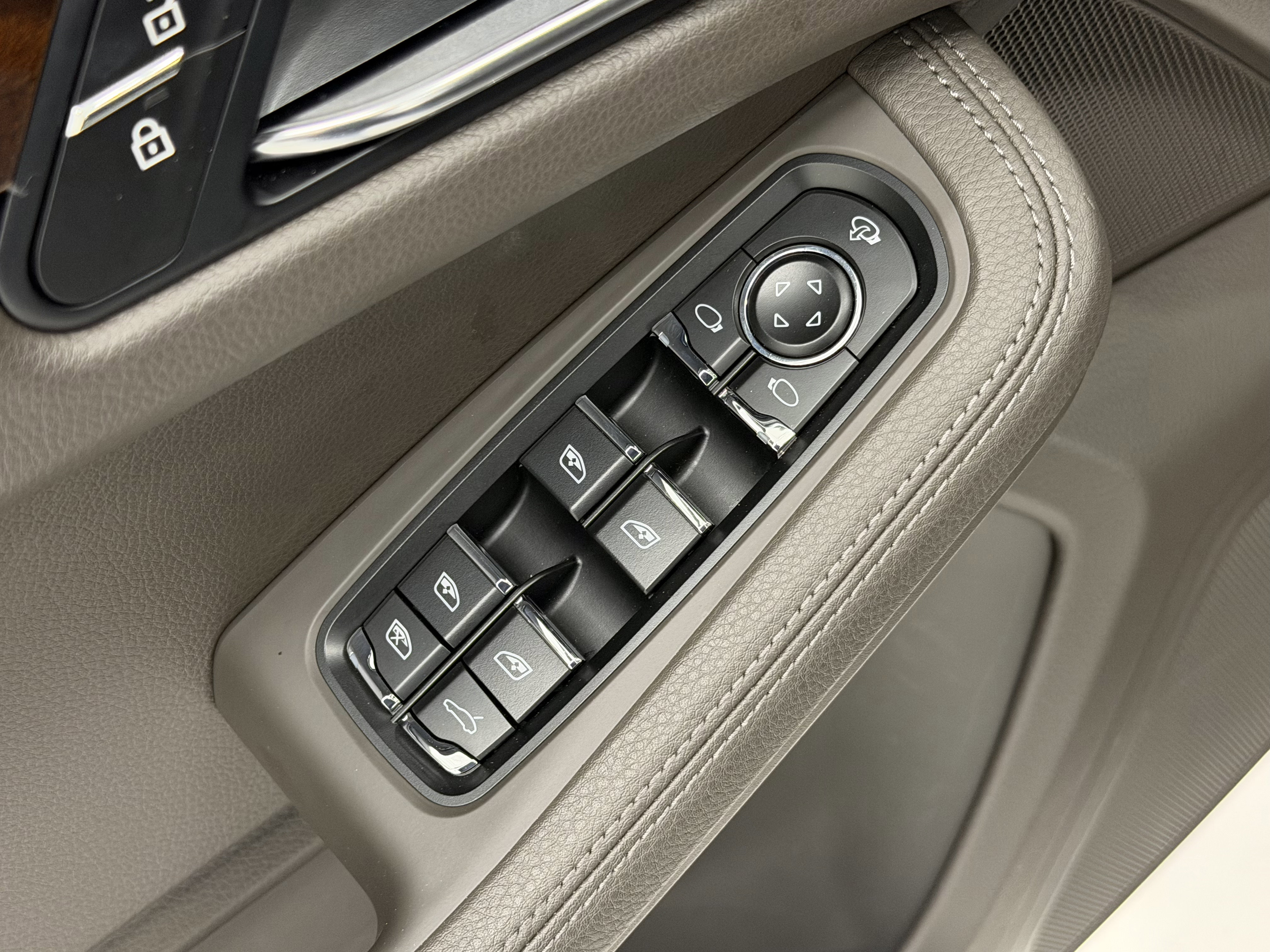 Certified 2025 Porsche Macan image 28