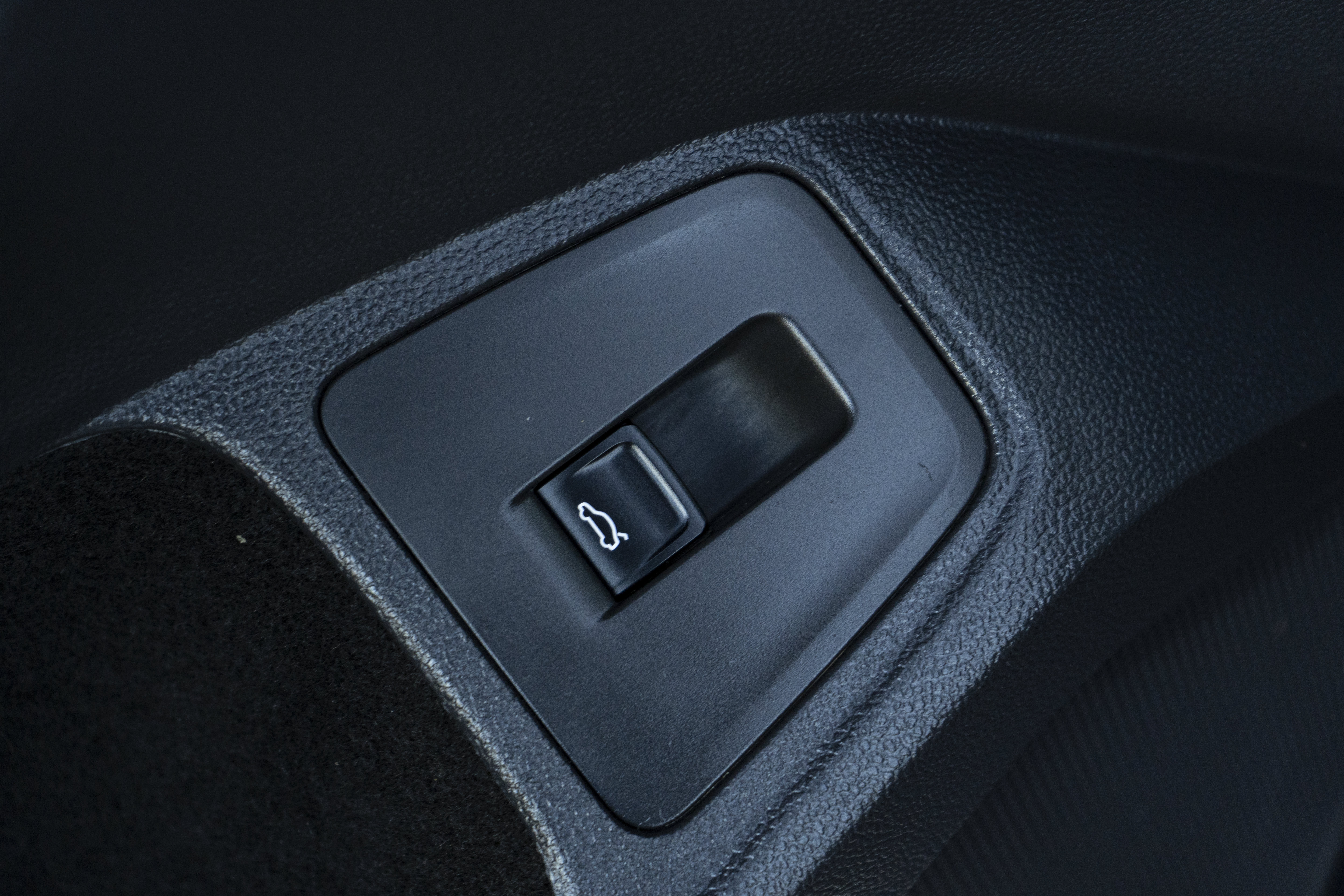 Certified 2020 Volkswagen Tiguan SEL FWD image 37