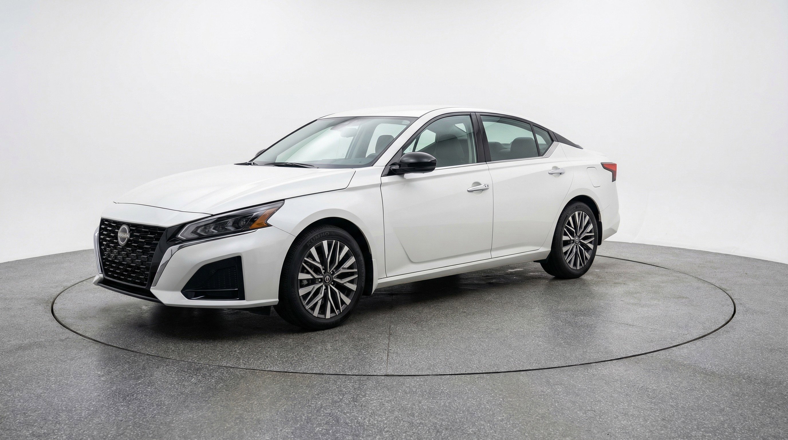 Used 2025 Nissan Altima 2.5 SV FWD image 3