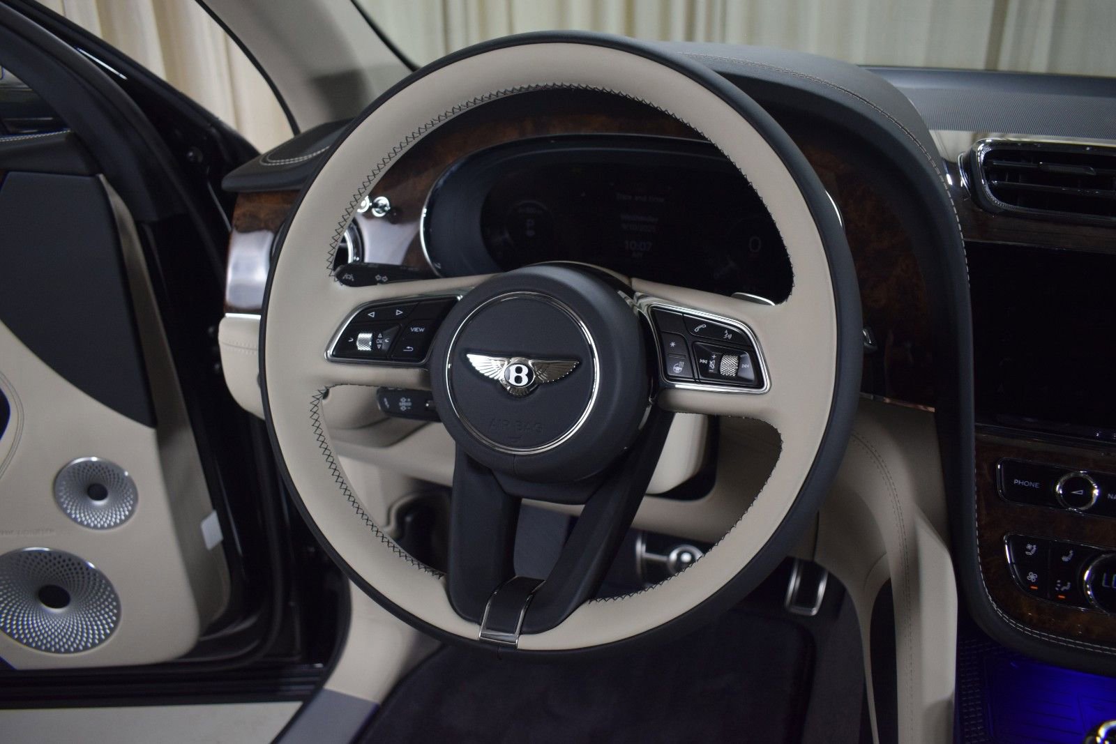 New 2025 Bentley Bentayga AWD/4WD image 4