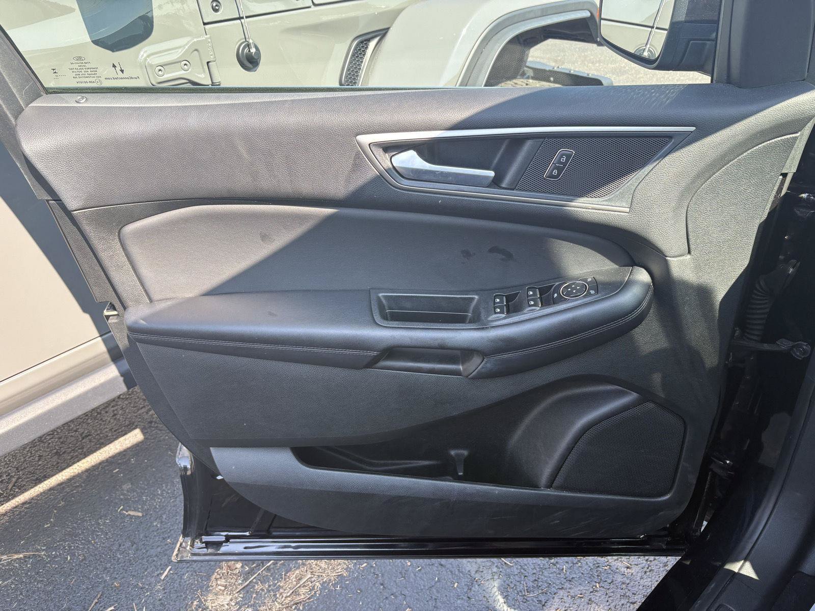 Used 2023 Ford Edge SEL w/ Convenience Package AWD/4WD image 3