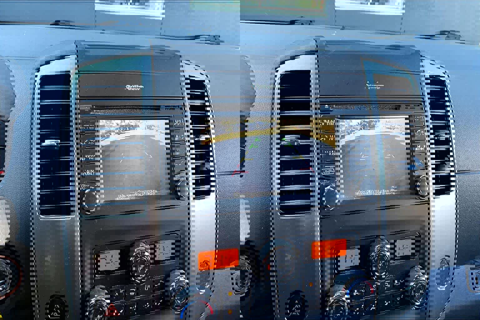 Used 2014 Nissan Frontier SL image 25