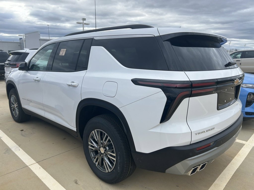 Used 2025 Chevrolet Traverse LT image 8