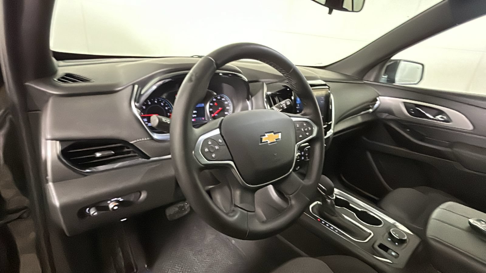 Used 2023 Chevrolet Traverse LT FWD image 15