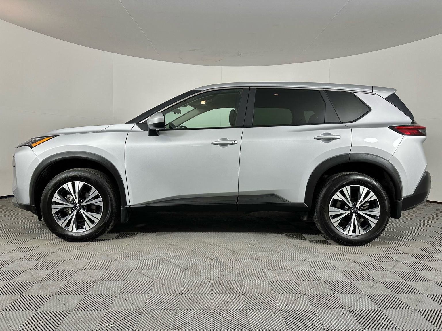 Used 2023 Nissan Rogue SV image 17
