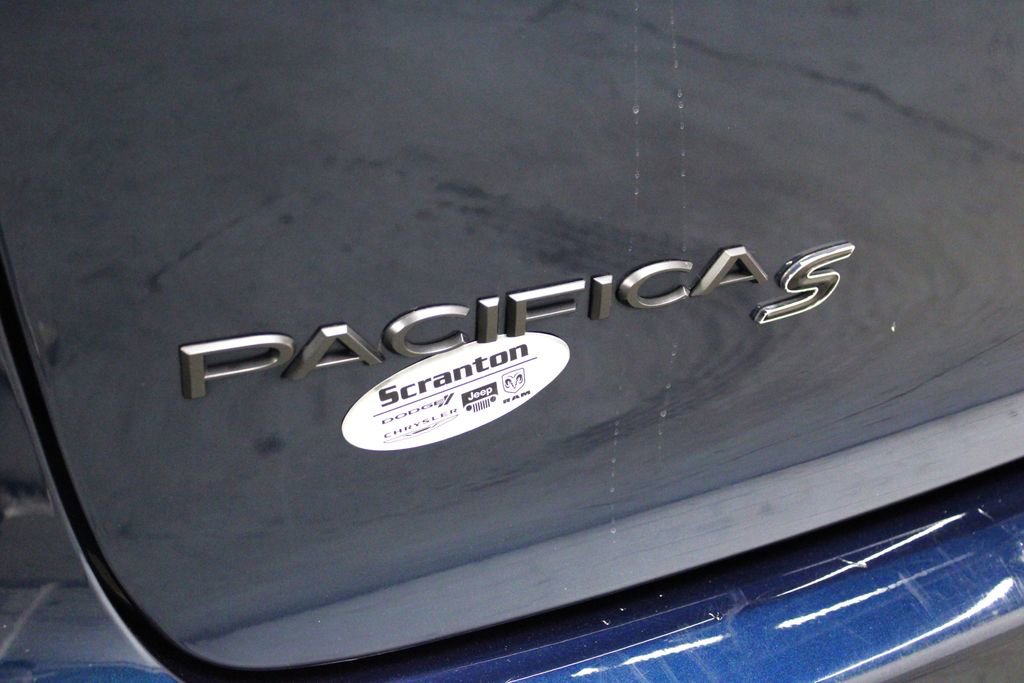 Used 2025 Chrysler Pacifica Limited image 47