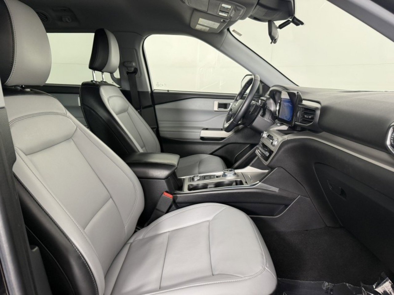 Certified 2021 Ford Explorer XLT w/ Equipment Group 202A image 8