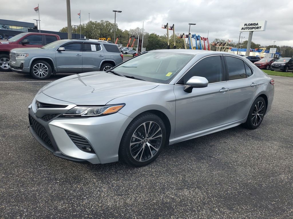 Used 2020 Toyota Camry SE image 2