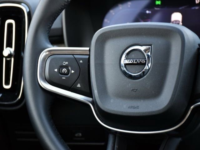 Certified 2025 Volvo XC40 B5 Plus AWD/4WD image 20
