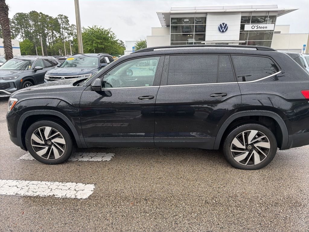 Used 2024 Volkswagen Atlas SE w/ Panoramic Sunroof Package FWD image 3